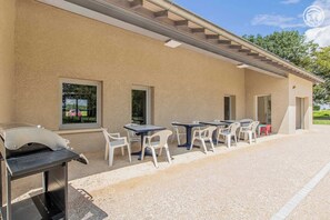 Outdoor dining - La Ferme de Chivières (SERLEY)