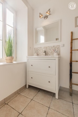 Douche, serviettes fournies