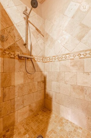 Douche, serviettes fournies