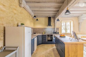 Micro-ondes, four, lave-vaisselle, chaise haute