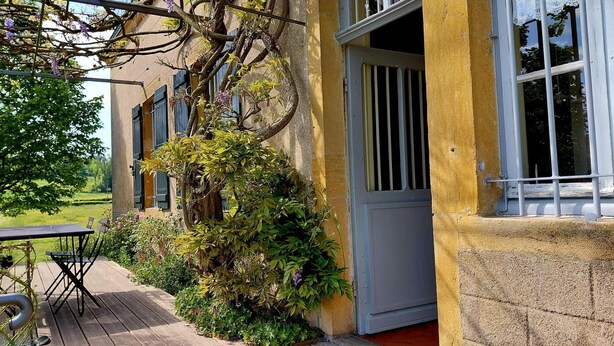 A building with a wooden deck, a door, and a window. - Le Champ Bonnot - Rigny-sur-arroux (RIGNY-SUR-ARROUX)
