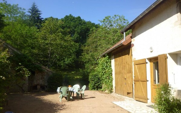 Outdoor dining - La Combe du Charme - Ozolles (OZOLLES)