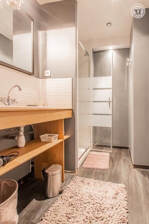 Douche, serviettes fournies