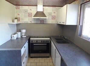 Micro-ondes, four, lave-vaisselle, chaise haute