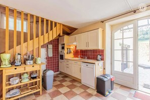 Microonde, forno, lavastoviglie, seggiolone
