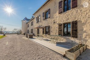 Outdoor dining - Château des Hauts Monts (MARY)