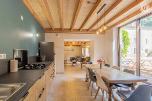 Mikrowelle, Ofen, Geschirrspüler, Hochstuhl