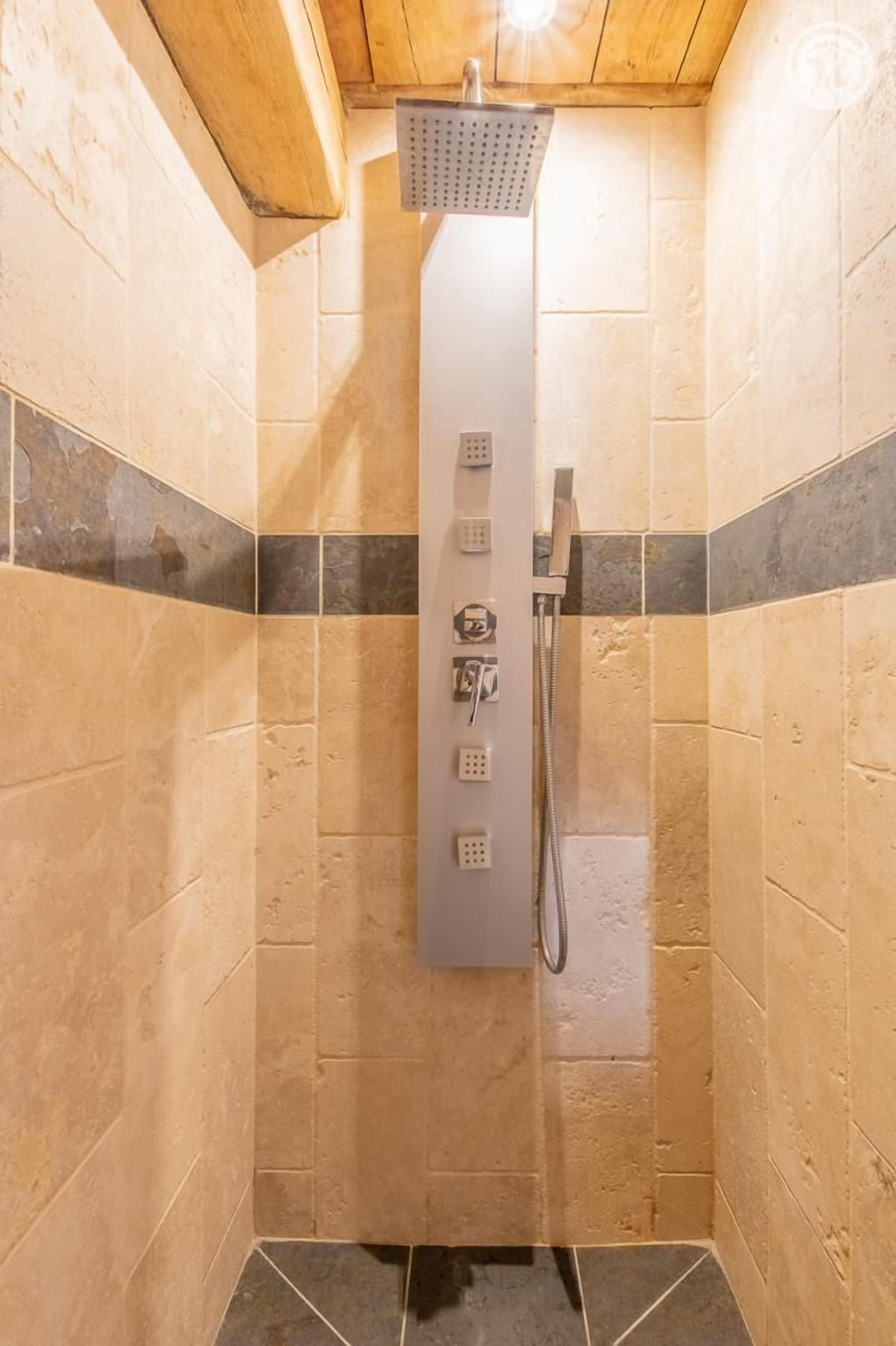 Shower, towels