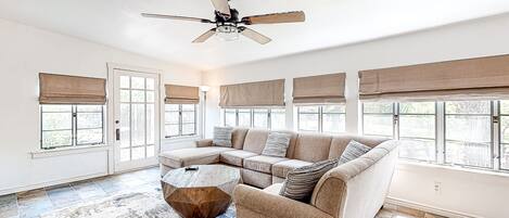 Una televisión, una chimenea