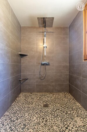 Shower, towels - Le Gîte de la Chouette (CUISEAUX)