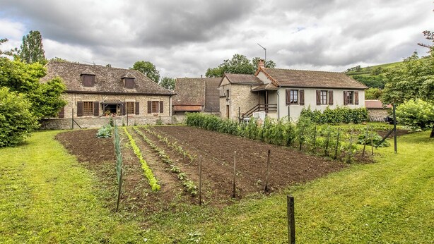 A rural property with stone houses, a vegetable garden, and a fenced area. - Au Fil de la Cozanne (PARIS L'HOPITAL)