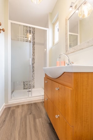 Douche, serviettes fournies