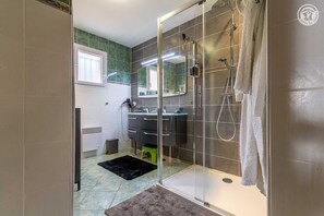 Douche, serviettes fournies