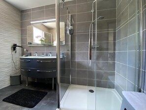 Een douche, handdoeken