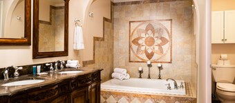 Charming 2 bedroom 2 bathroom home with jetted tub!