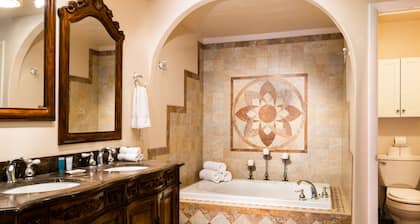 Charming 2 bedroom 2 bathroom home with jetted tub!