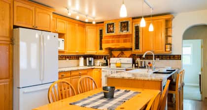 Charming 2 bedroom 2 bathroom home with jetted tub!