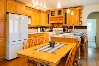 Charming 2 bedroom 2 bathroom home with jetted tub!