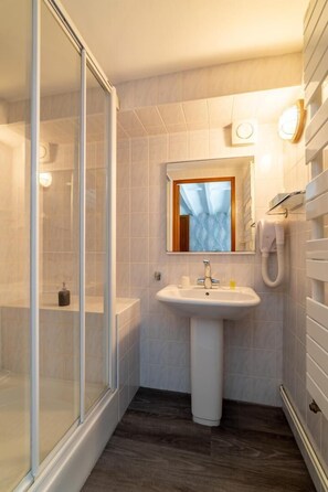 Bathtub, towels