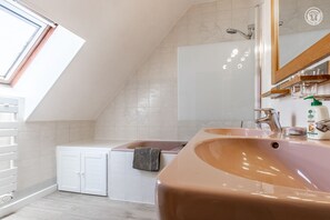 Bathtub, towels - Le Clos de Lepeiche (SAINT SERNIN DU PLAIN)