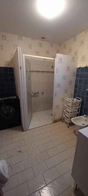 Douche, serviettes fournies
