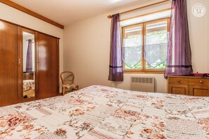 2 bedrooms, iron/ironing board, Internet - Gîte du Gardier - Chalmoux (CHALMOUX)