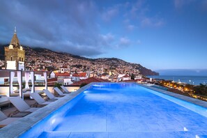 Outdoor pool, pool umbrellas, sun loungers - Barcelo Funchal Oldtown (Funchal)