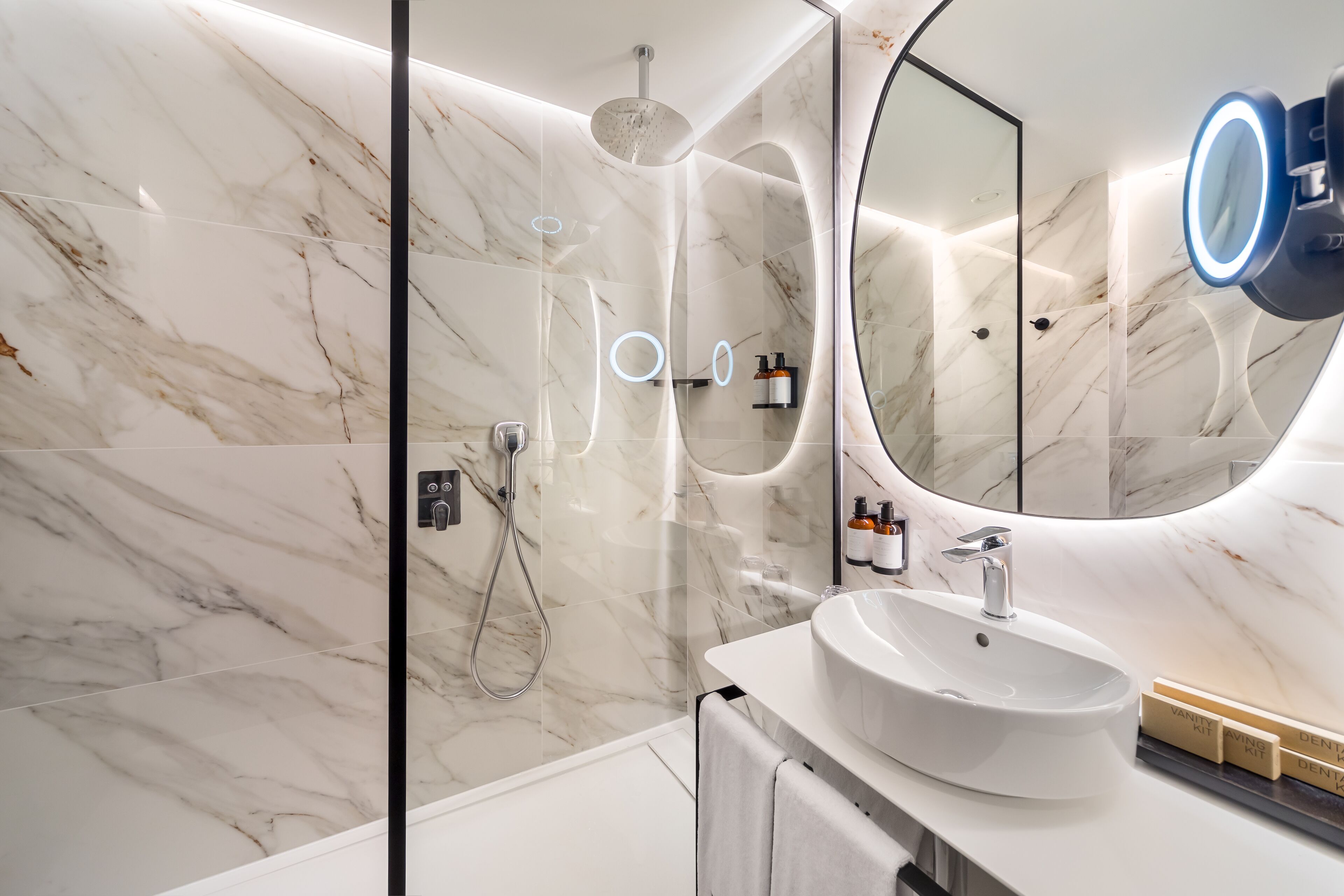 Deluxe Room, City View | Bathroom
