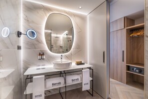 Deluxe Room | Bathroom | Shower, hair dryer, slippers, towels - Barcelo Funchal Oldtown (Funchal)
