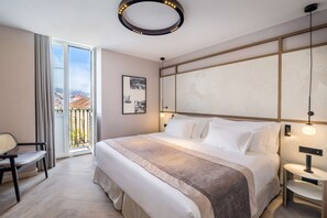 Habitación Deluxe, vistas a la ciudad | Caja fuerte, wifi gratis, ropa de cama