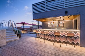 2 bars/lounges, rooftop bar, lobby lounge