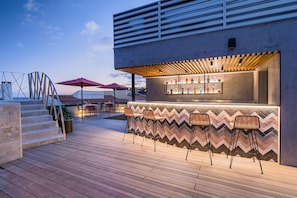 2 bars/lounges, rooftop bar, lobby lounge