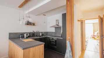 Microonde, forno, lavastoviglie, seggiolone