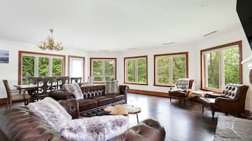 Grand Suite | Living area | Smart TV