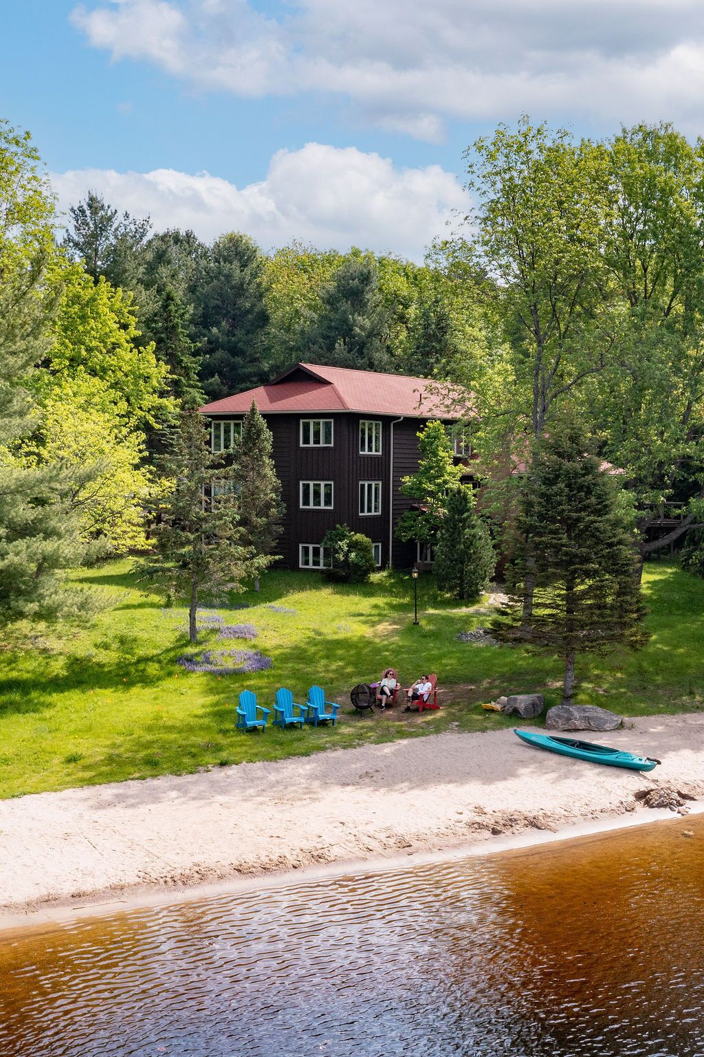 Yksityinen ranta, valkoista hiekkaa, kajakkimelontamahdollisuus