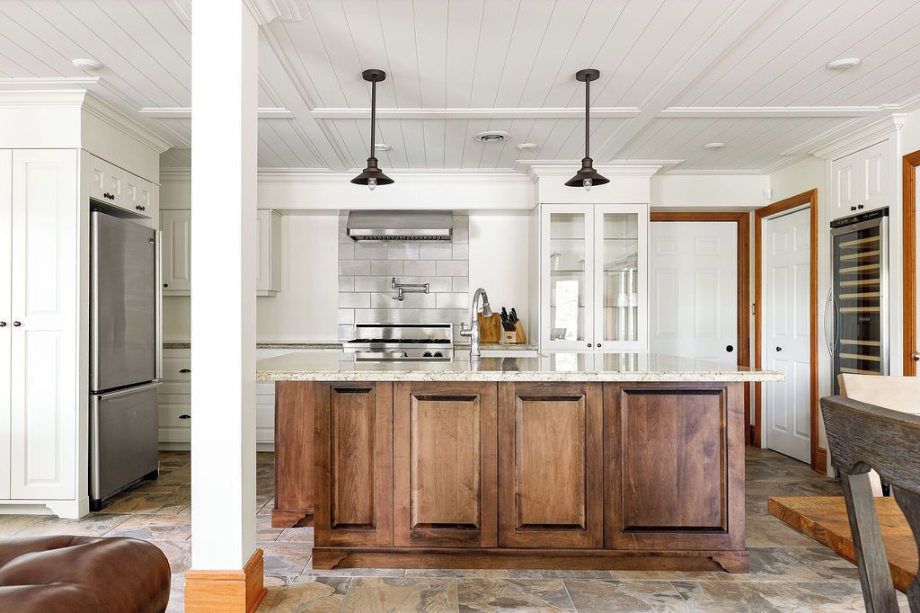 Frigobar, microondas, cafetera y tetera y periquera 