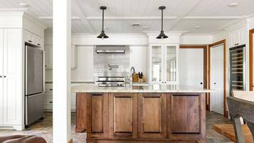 Mini réfrigérateur, micro-ondes, cafetiÚre/bouilloire, chaise haute