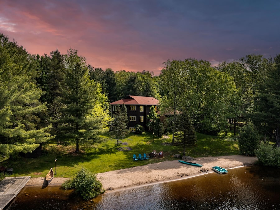 Fachada de la propiedad por la tarde o noche