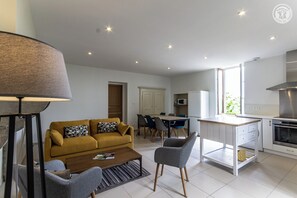 Televisión y chimenea 