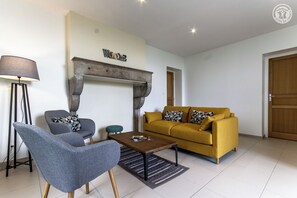 Televisión y chimenea 