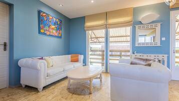 Een televisie en een open haard