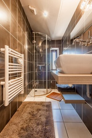 Shower, towels