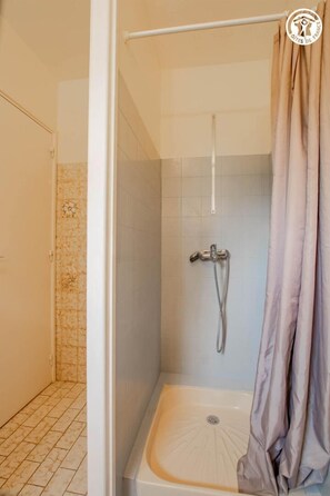 Een douche, handdoeken