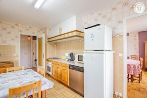 Microwave, oven, dishwasher, high chair - Le Champ des Charmes (SAINT-DIDIER-SUR-ARROUX)