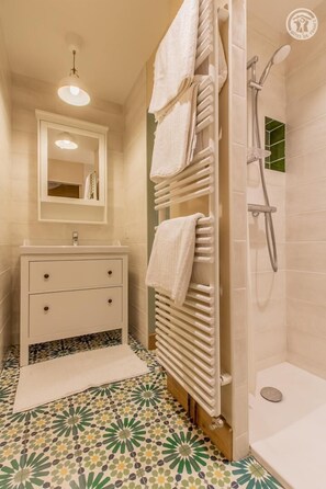 Douche, serviettes fournies