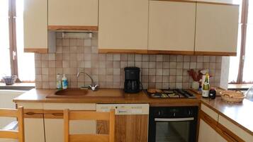 Micro-ondes, four, lave-vaisselle, chaise haute