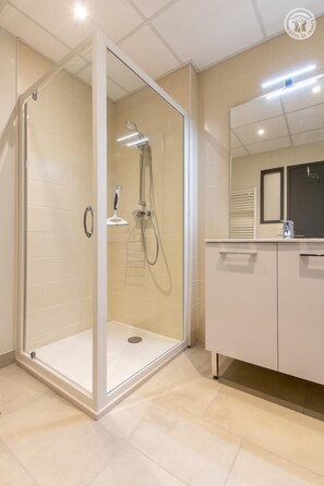 Douche, serviettes fournies