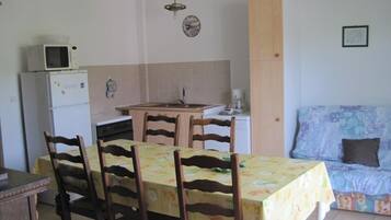 Micro-ondes, four, lave-vaisselle, chaise haute
