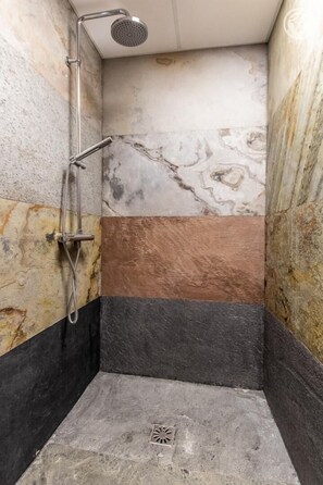 Douche, serviettes fournies