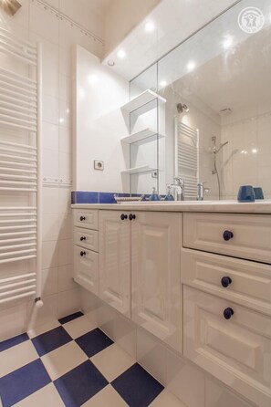 Bathtub, towels
